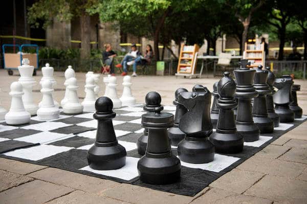 Tablero de ajedrez gigante en el jardín de la Biblioteca de Catalunya.