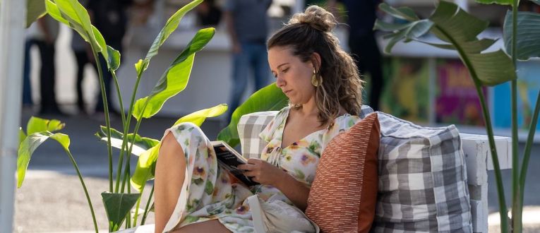 Joven leyendo en la Setmana del Llibre en Català