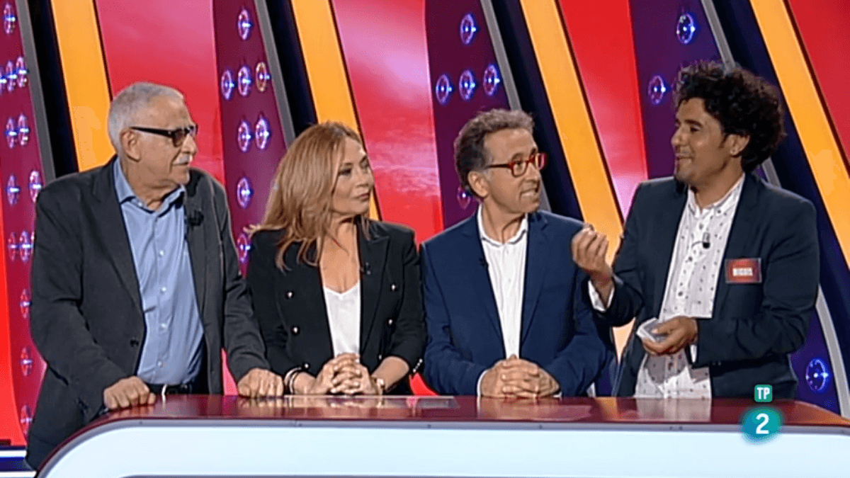 Juanjo Cardenal, Pilar Vázquez y Jordi Hurtado con el mago Miguelillo