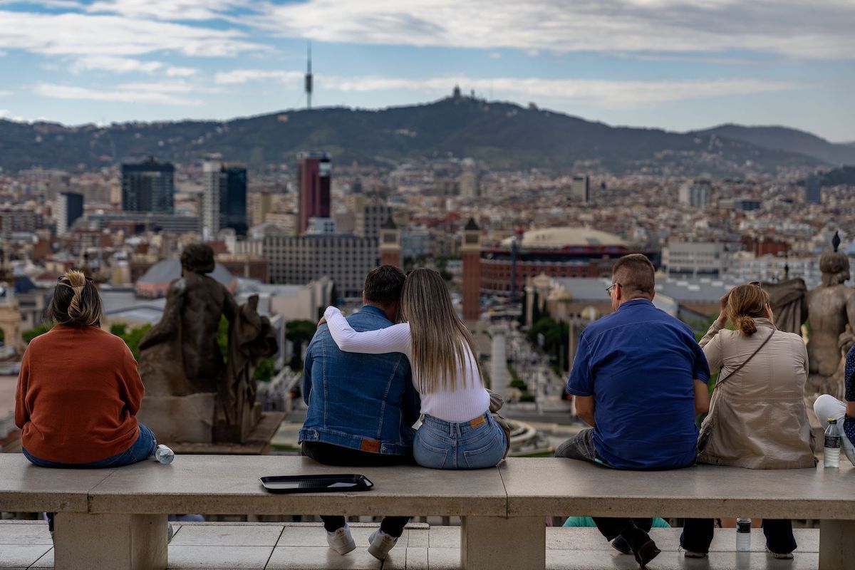 Turistas disfrutando desde las vistas del MNAC. © Laura Guerrero