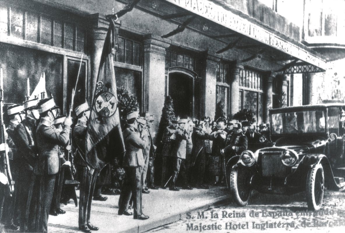 La Reina Victoria Eugenia llegando al hotel en 1923. Esta foto fue usada en las promociones del hotel los años siguientes (Arxiu Majestic)