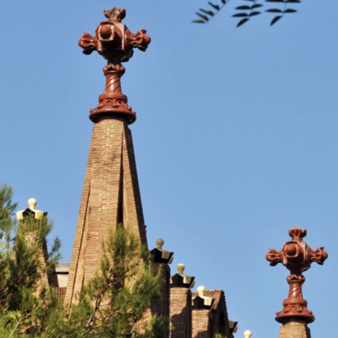 La torre de quatre braços del Col·legi de les Teresianes.