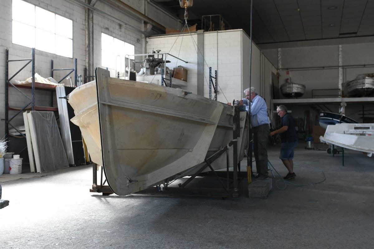 Trabajos en una embarcación en la atarazana de Torroella, para Electric Inside Boats