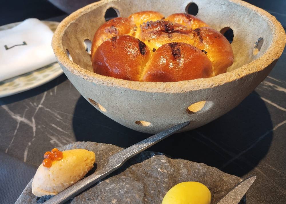 Pan de brioche y mantequillas.
