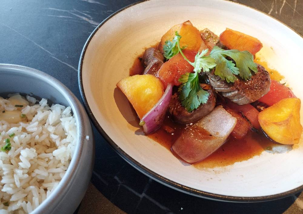 Lomo saltado.
