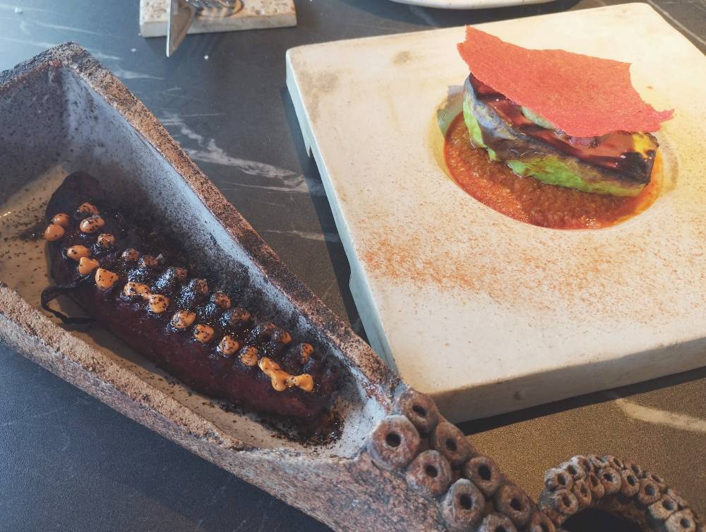 Pulpo, mole y aguacate.