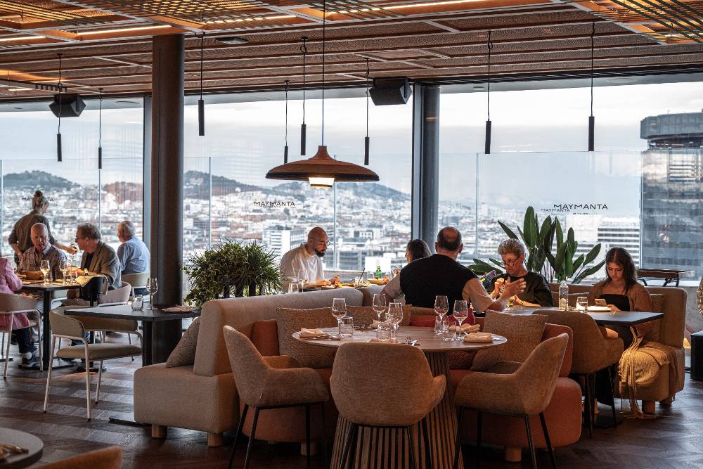 Imagen de Maymanta con la terraza panorámica de fondo.