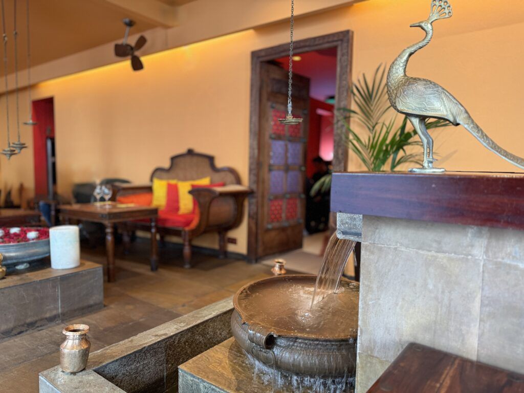 El restaurante está decorado para transportarnos a la India más sensual.