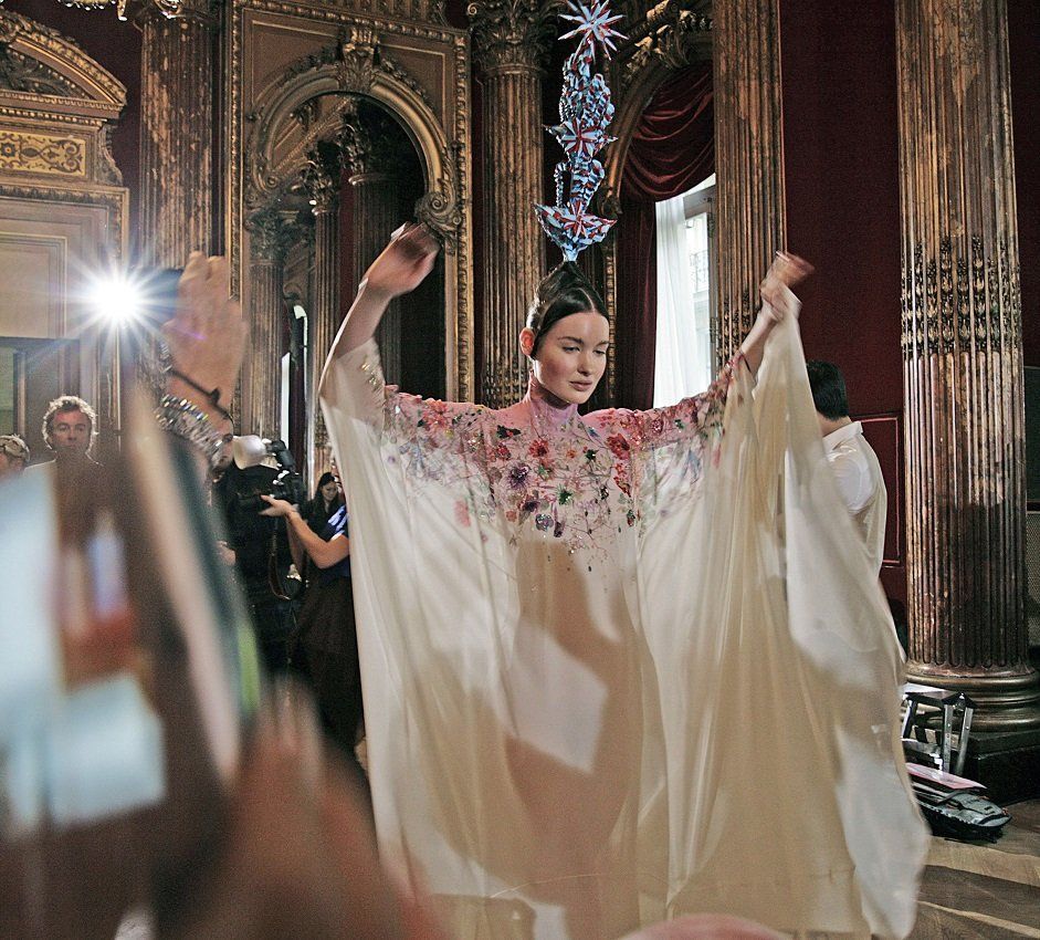 Modelo en el desfile de Josep Font