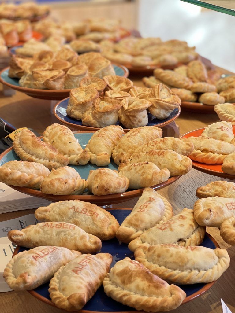 empanadas Hechas a mano y con rellenos caseros.