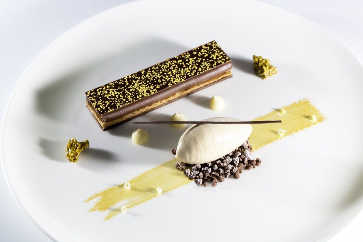 Chocolate en texturas, toques de topinambur y crema heladas de praliné de avellana