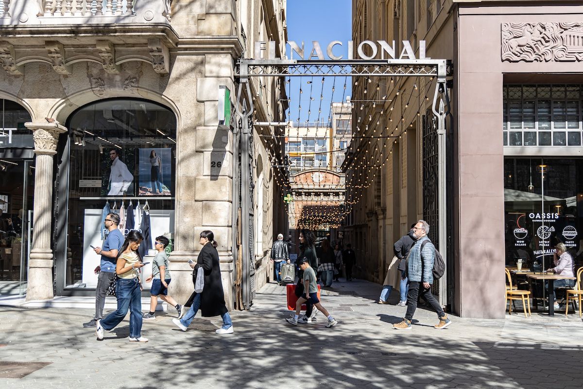 Persones comprant a passeig de Gràcia. © Àngel Bravo