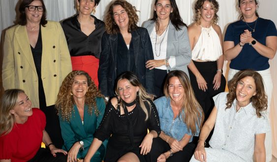 Elvira Bisbe, Elma Saiz, Olga Morales, Mar Alarcón, Astrid Altadill y Patricia Ayma. (abajo) Anna Gener, Eva Vila-Massanas, Reichel Delgado, Beatriz de Vicente i Helena Garcia Melero © Cedida