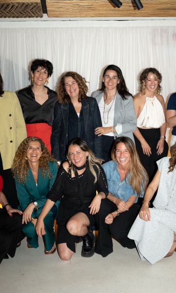 Elvira Bisbe, Elma Saiz, Olga Morales, Mar Alarcón, Astrid Altadill y Patricia Ayma. (abajo) Anna Gener, Eva Vila-Massanas, Reichel Delgado, Beatriz de Vicente i Helena Garcia Melero © Cedida