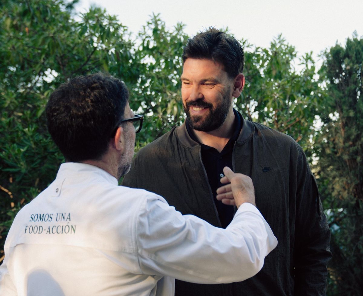 Òscar Manresa conversa amb Marc Gasol a una trobada de la Fundació Catalina