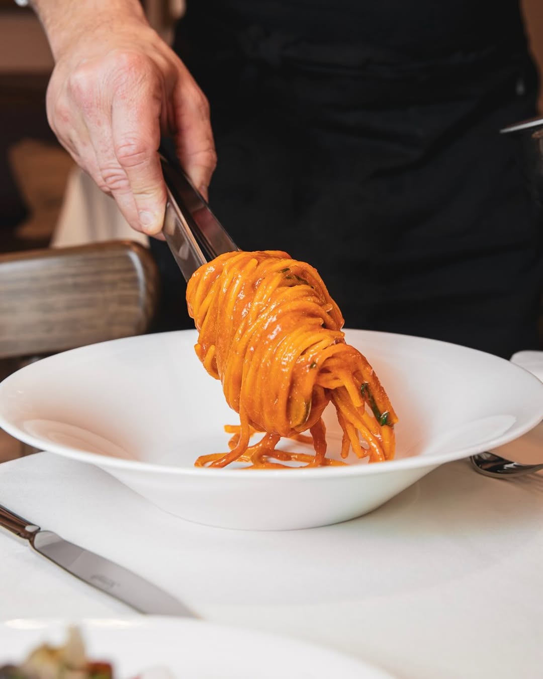 La pasta se sirve directamente desde la sartén a la mesa, una tradición heredada del pequeño local original