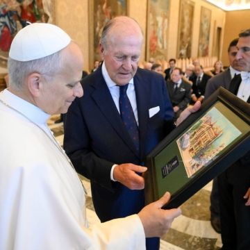 Enrique Lacalle le entrega al Papa la acuarela encargada por el Círculo Ecuestre
