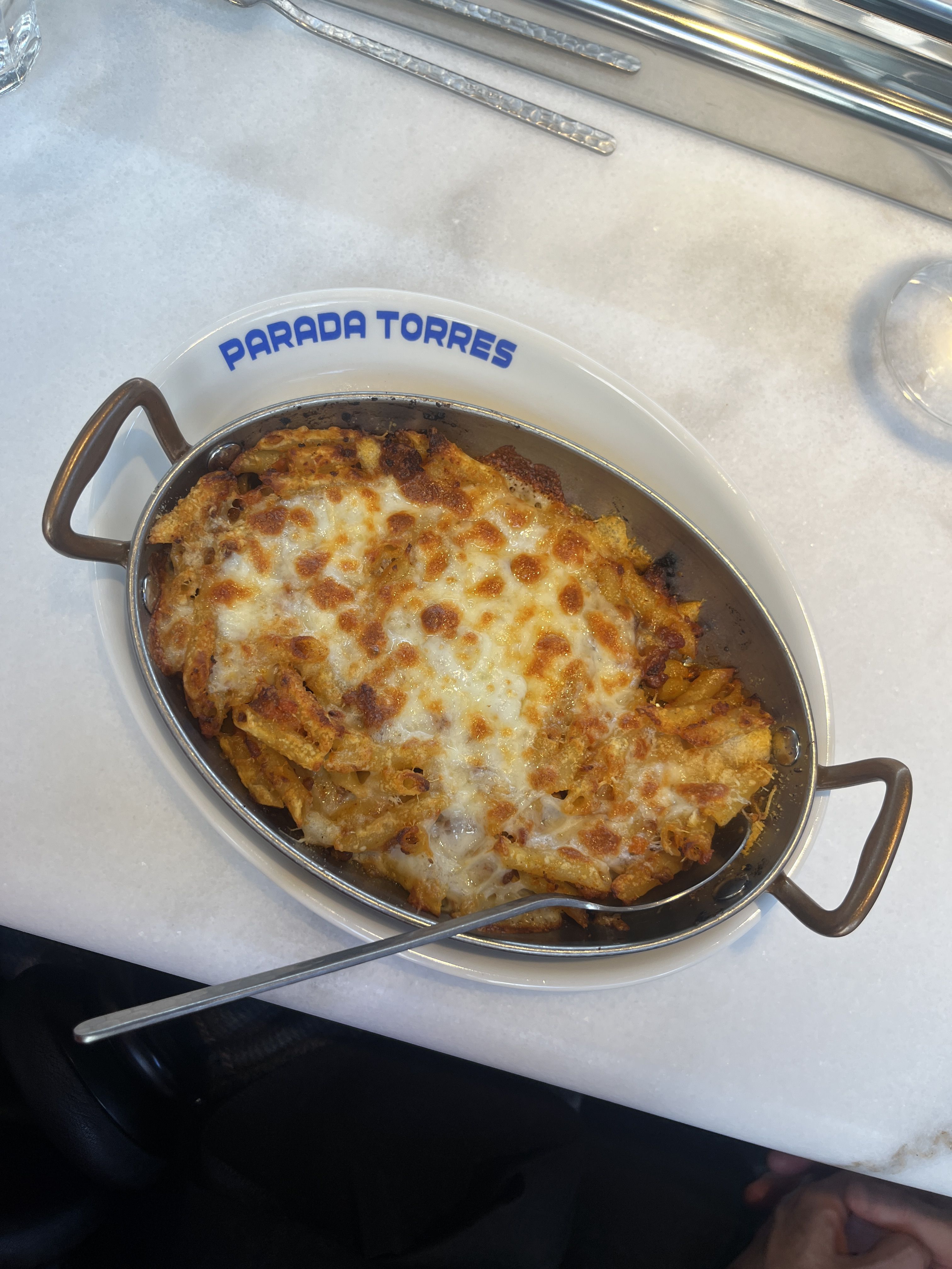 Los macarrones de Parada Torres, uno de los platos más celebrados del nuevo bar de mercado impulsado por los hermanos Torres y Pantea Group.