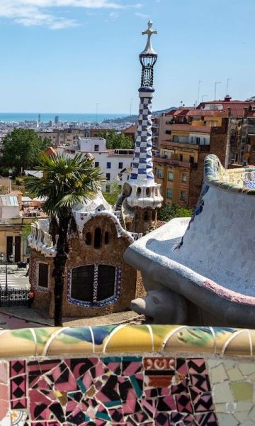 Los pabellones de la entrada al Park Güell con las vistas de Barcelona al fondo.