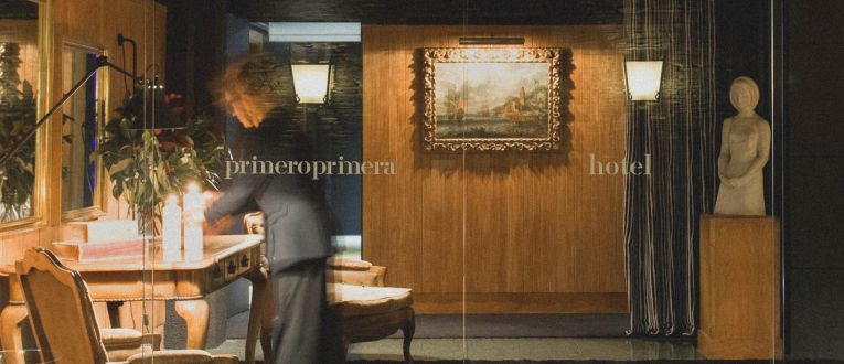 El nombre Primero Primera proviene del primer piso, primera puerta, dirección que todavía hoy define el hotel.