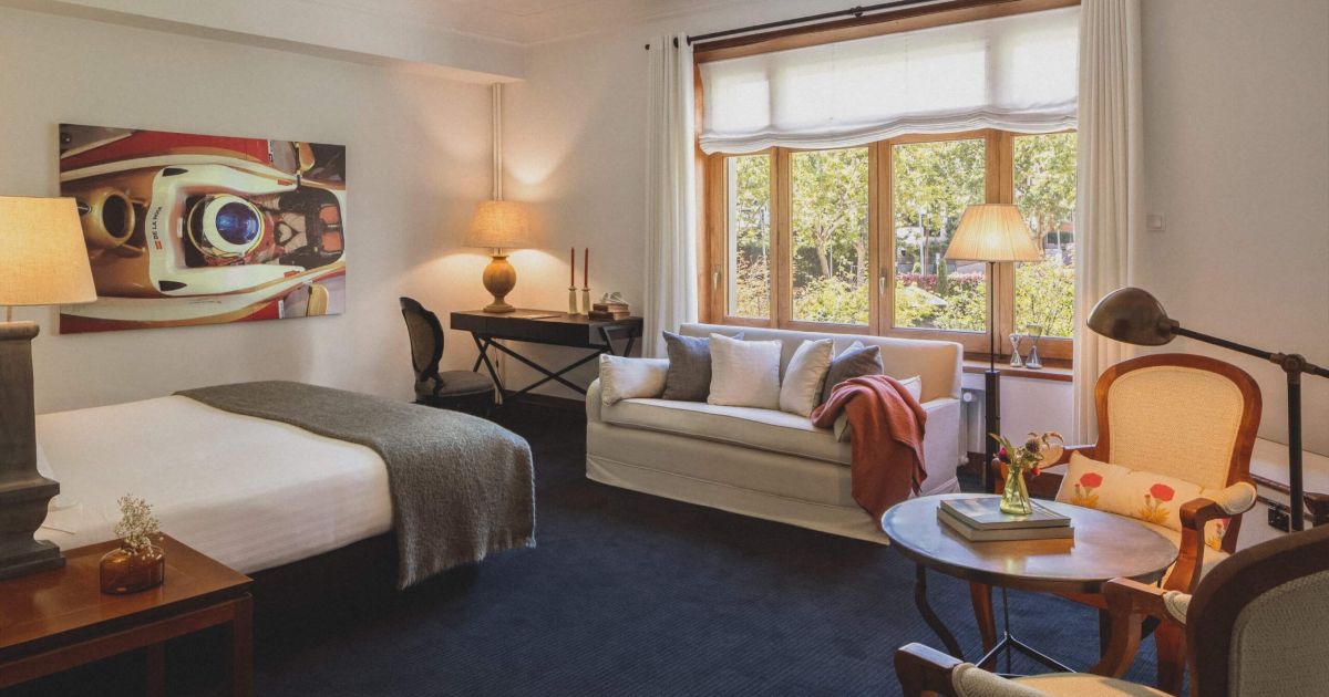 Las treinta habitaciones, cada una diferente, con muebles vintage de los cincuenta, objetos de viaje y piezas familiares, son la prueba de que no hubo voluntad de borrar el pasado