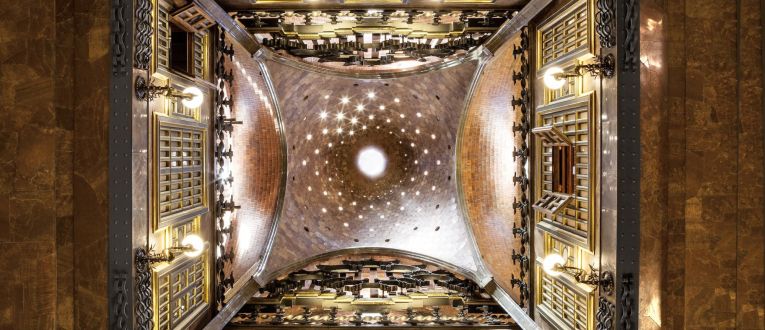 El interior de la cúpula del salón central del Palau Güell. © Diputació de Barcelona