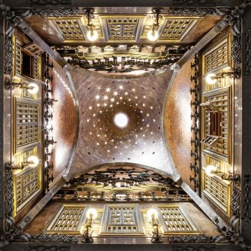 El interior de la cúpula del salón central del Palau Güell. © Diputació de Barcelona