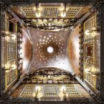El interior de la cúpula del salón central del Palau Güell. © Diputació de Barcelona