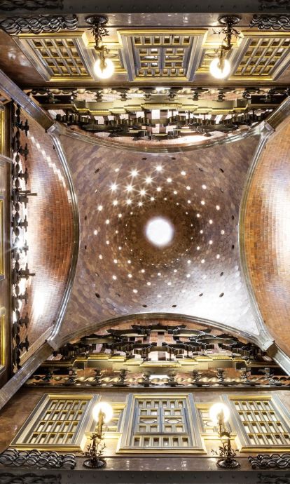 El interior de la cúpula del salón central del Palau Güell. © Diputació de Barcelona