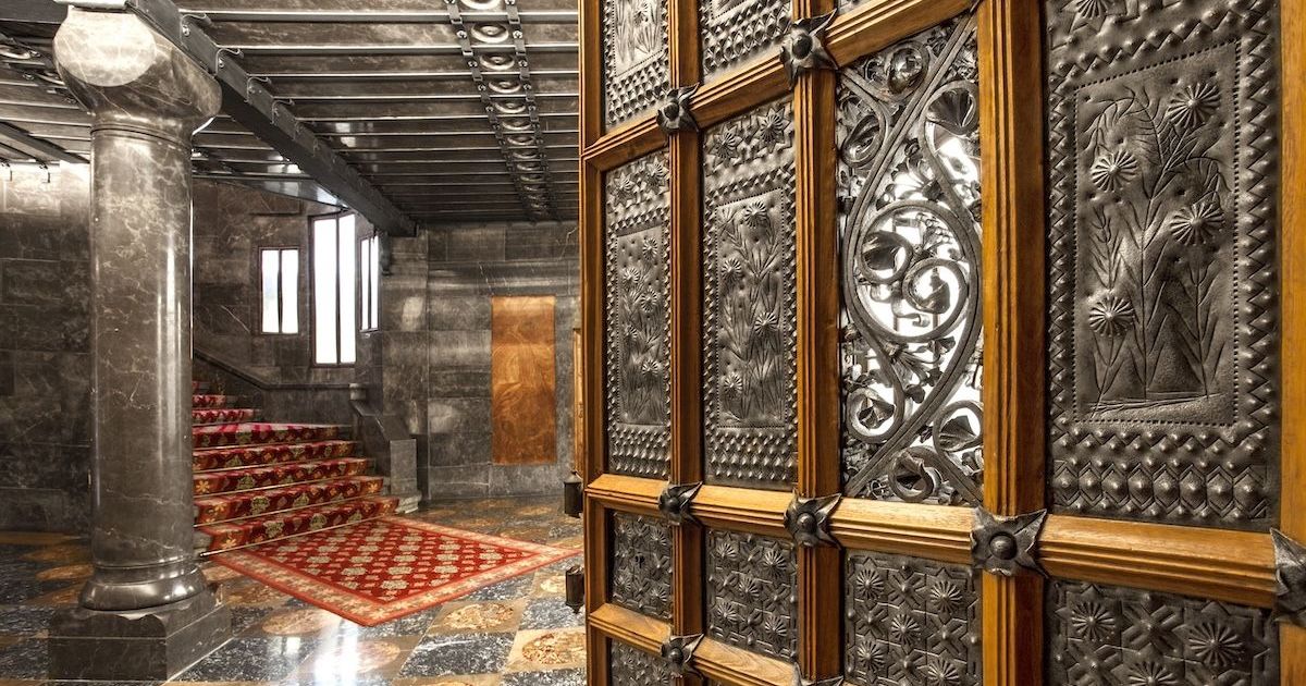 El acceso a la planta noble del Palau Güell, con la gran escalinata que da solemnidad al recorrido. © Diputación de Barcelona.