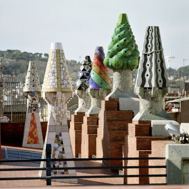 Les xemeneies del terrat del Palau Güell, on Gaudí ja comença a dibuixar el seu llenguatge arquitectònic. © Diputació de Barcelona