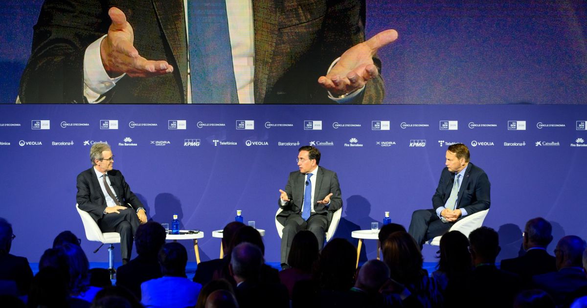 José Manuel Albares y Radosław Sikorski debaten sobre el futuro de la defensa y la autonomía estratégica europea, con la moderación de Jordi Gual.
