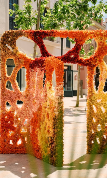  Flowers by Bornay, de Joan Xapelli, reinterpreta la puerta de La Pedrera en La Roca Village