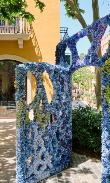 Flowers by Bornay nos invita a cruzar la puerta y descubrir el universo onírico de Gaudí Flowers by Bornay nos invita a cruzar la puerta y descubrir el universo onírico de Gaudí