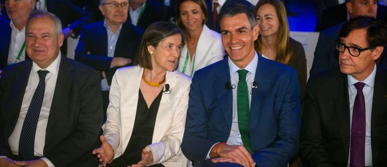 Jordi Hereu, ministro de Industria y Turismo; Teresa García-Milà, presidenta del Cercle d’Economia; Pedro Sánchez, presidente de España; y Salvador Illa, presidente de la Generalitat en la Reunión Anual. © Cercle d’Economia