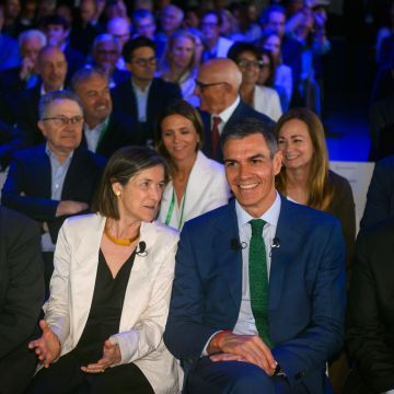 Jordi Hereu, ministro de Industria y Turismo; Teresa García-Milà, presidenta del Cercle d’Economia; Pedro Sánchez, presidente de España; y Salvador Illa, presidente de la Generalitat en la Reunión Anual. © Cercle d’Economia