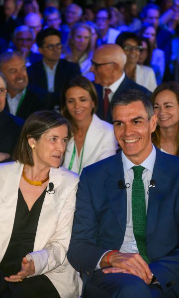 Jordi Hereu, ministro de Industria y Turismo; Teresa García-Milà, presidenta del Cercle d’Economia; Pedro Sánchez, presidente de España; y Salvador Illa, presidente de la Generalitat en la Reunión Anual. © Cercle d’Economia
