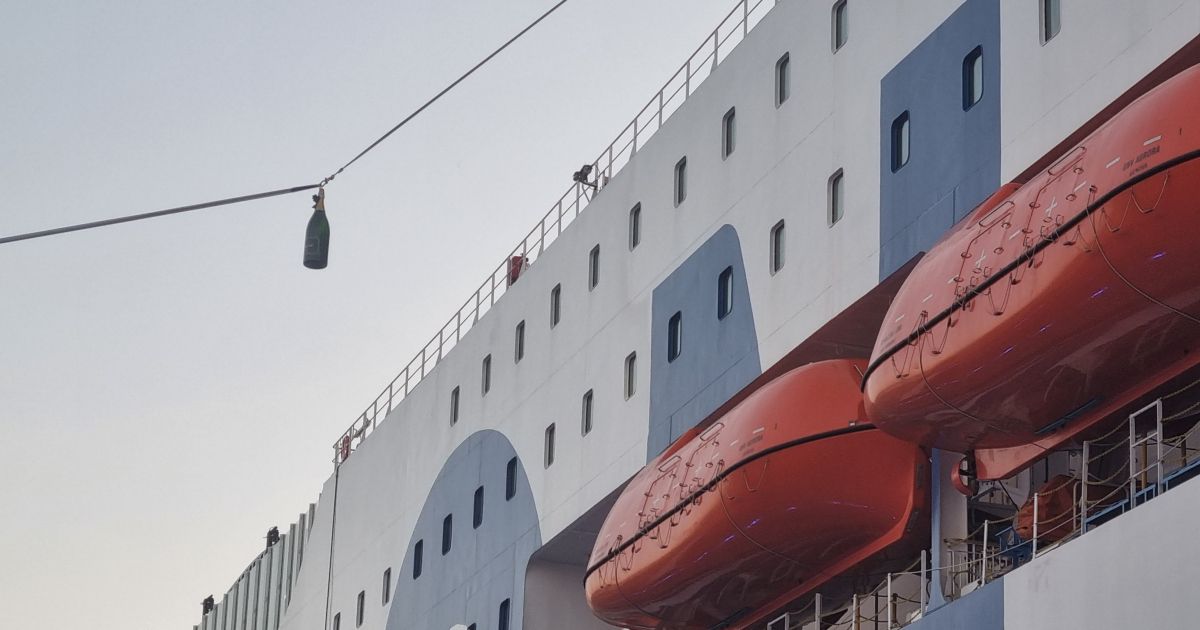 La enorme botella de champán a punto de ser rota contra el casco del barco en el puerto de Tánger. © Javier Ortega Figueiral