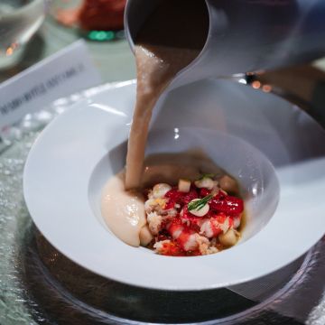 Uno de los platos servidos durante la cena conmemorativa elaborada conjuntamente por Romain Fornell y Óscar Manresa Uno de los platos servidos durante la cena conmemorativa elaborada conjuntamente por Romain Fornell y Óscar Manresa