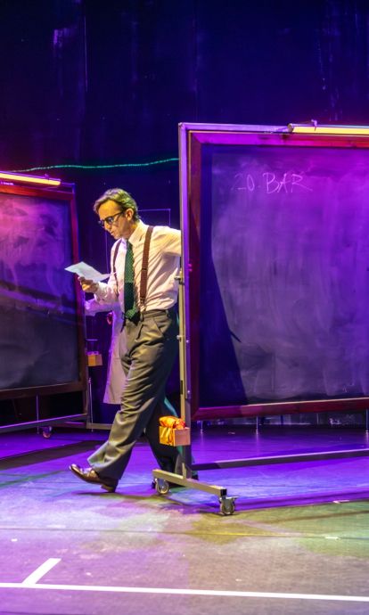 Hasta el 5 de julio estará "L'últim àtom" en el Teatre Goya 