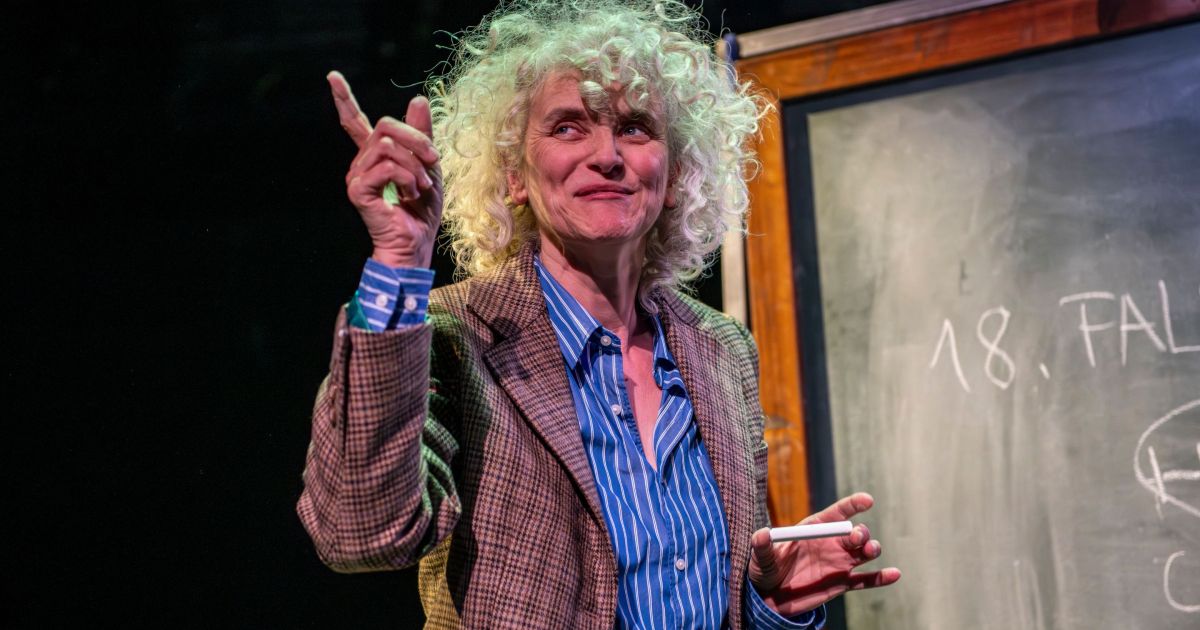 Mia Esteve interpreta a la lingüista en "L'últim àtom"