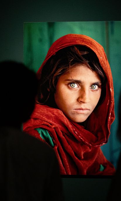 La niña afgana, de Steve McCurry, en la exposición del Palau Martorell La niña afgana, de Steve McCurry, en la exposición del Palau Martorell