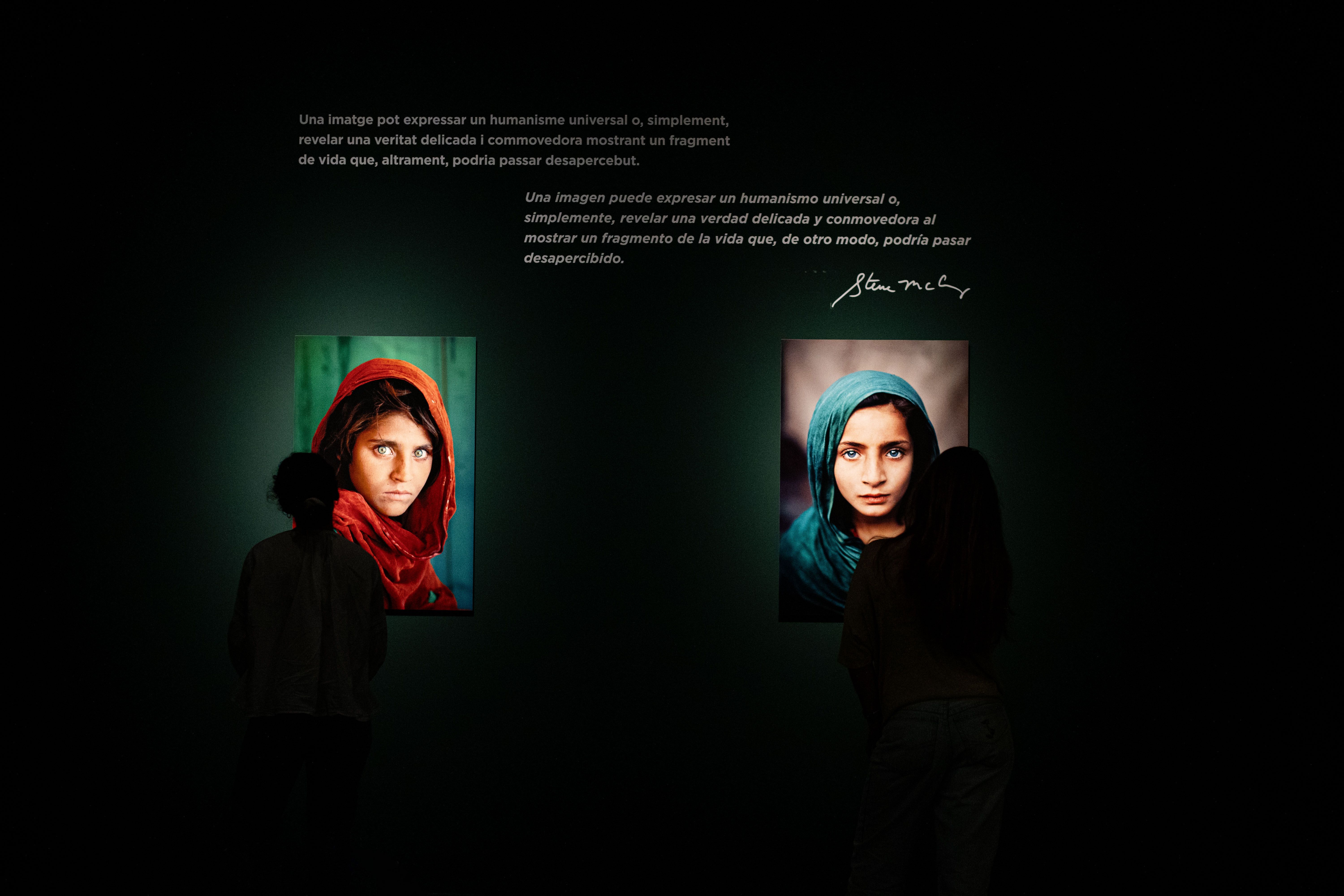 Dues de les fotografies de l'exposició 'ICONS' de Steve McCurry al Palau Martorell. © Palau Martorell
