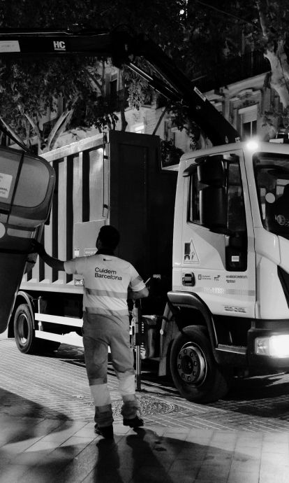 Servicio de recogida de residuos en Ciutat Vella. ©  Josbel A. Tinoco