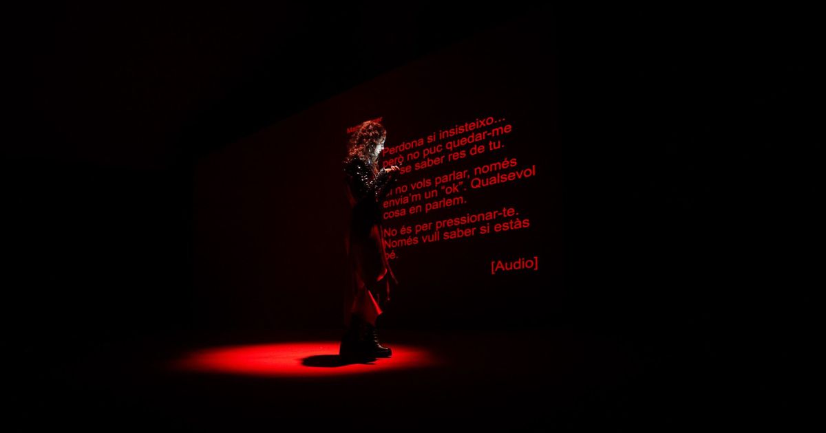 A staging that moves between theater and documentary A staging that moves between theater and documentary