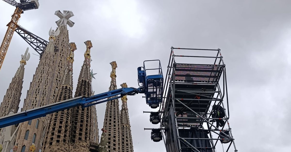 Preparativos en la Sagrada Familia para recibir al Papa. Preparativos en la Sagrada Familia para recibir al Papa.