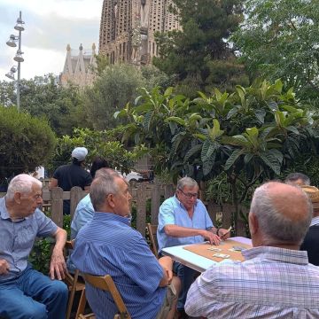 Socios del Club de Bitlles Sagrada Familia jugando a cartas (c) Anna Badia Socios del Club de Bitlles Sagrada Familia jugando a cartas (c) Anna Badia