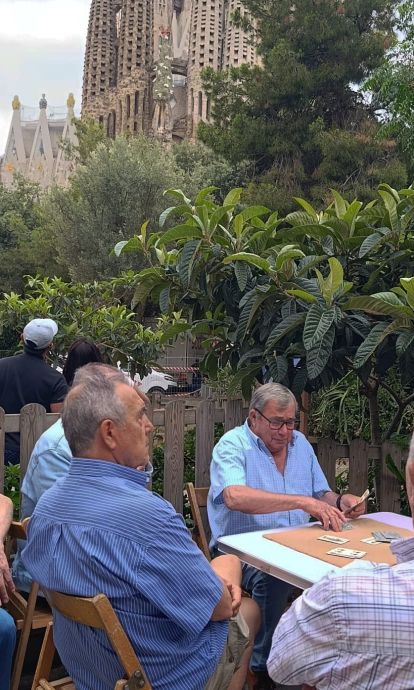 Socios del Club de Bitlles Sagrada Familia jugando a cartas (c) Anna Badia Socios del Club de Bitlles Sagrada Familia jugando a cartas (c) Anna Badia