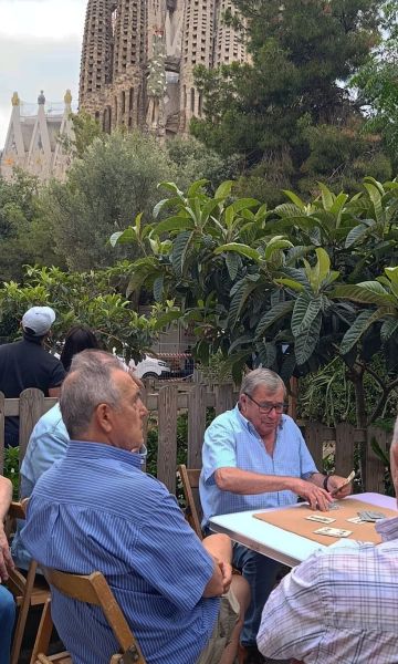 Socios del Club de Bitlles Sagrada Familia jugando a cartas (c) Anna Badia Socios del Club de Bitlles Sagrada Familia jugando a cartas (c) Anna Badia