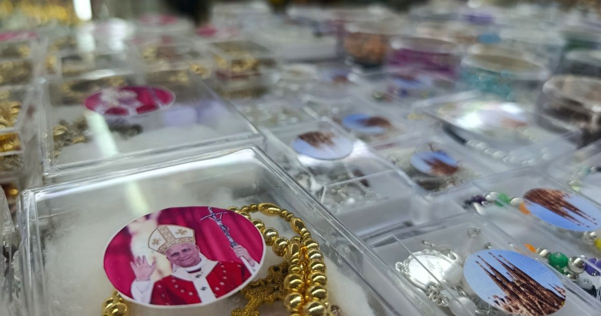 Souvenirs del Papa en una tienda de la Sagrada Familia (c) Anna Badia